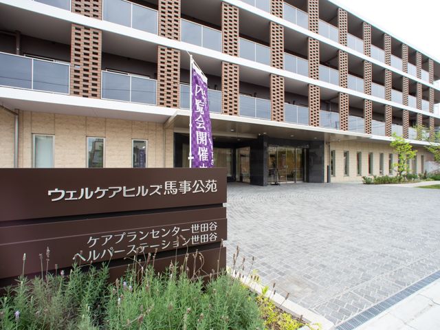 モダンな建物の正面玄関