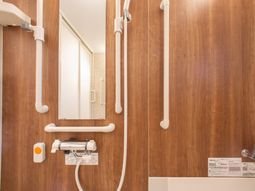 木目調の浴室の壁