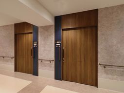 シンプルで洗練された居室の扉