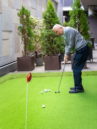 屋外でゴルフを楽しむご利用者