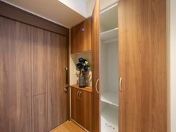 整理された洋室のクローゼット