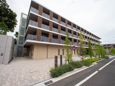モダンな建物の外観