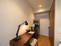 清潔感のある勉強机と棚