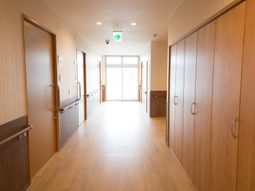 明るい木目調の廊下