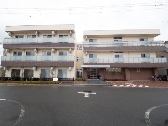モダンな外観の建物