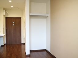 居室の一角とドア