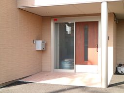 木目調のエントランス