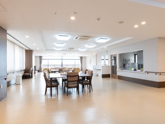 広々とした明るいダイニング