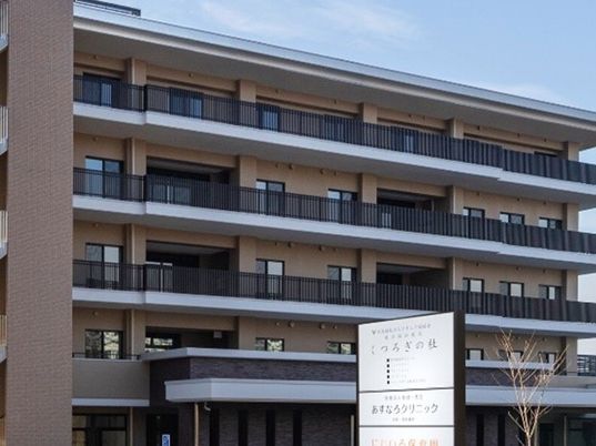 多階層の建物と看板