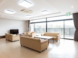 清潔感のある落ち着いたラウンジ