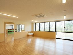 広々明るい多目的室
