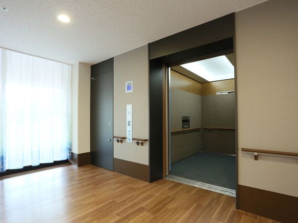 清潔なエレベーターの内観