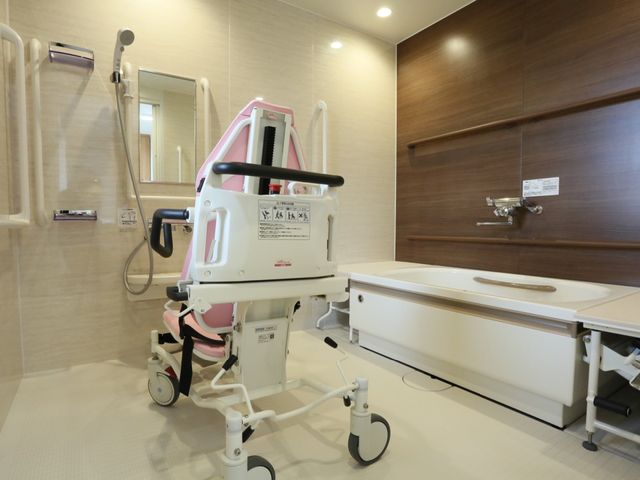バリアフリー設計の浴室 浴室 ゆとりあるスペースのバリアフリー設計で、利用者の安全と快適さを考えた浴室です。安心してご勤務いただける環境が整っています。