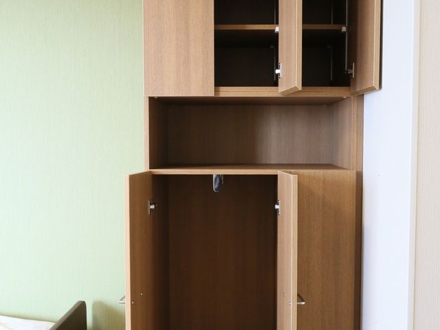 居室の開いたクローゼット 収納 整理しやすい居室のクローゼットです。ゆったりとした収納スペースが確保されており、日々の生活に便利です。