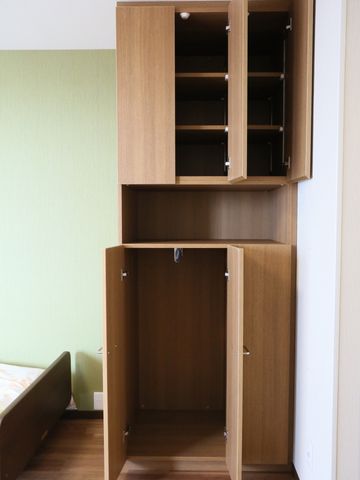 居室の開いたクローゼット 収納 整理しやすい居室のクローゼットです。ゆったりとした収納スペースが確保されており、日々の生活に便利です。
