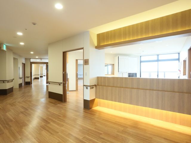 明るく広々とした廊下 廊下 ゆったりとした空間で明るい光が差し込む通路です。安全を考慮した手すりが設置され、ゆっくり歩行ができる環境が整っています。