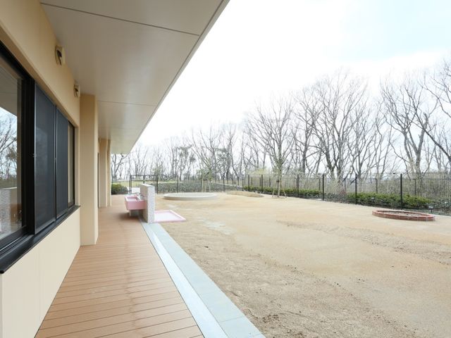 広々とした明るい中庭 庭 木々に囲まれた落ち着いた中庭は、心地よい風を感じながら過ごせる空間です。ベンチでくつろぎながら四季の変化をお楽しみいただけます。