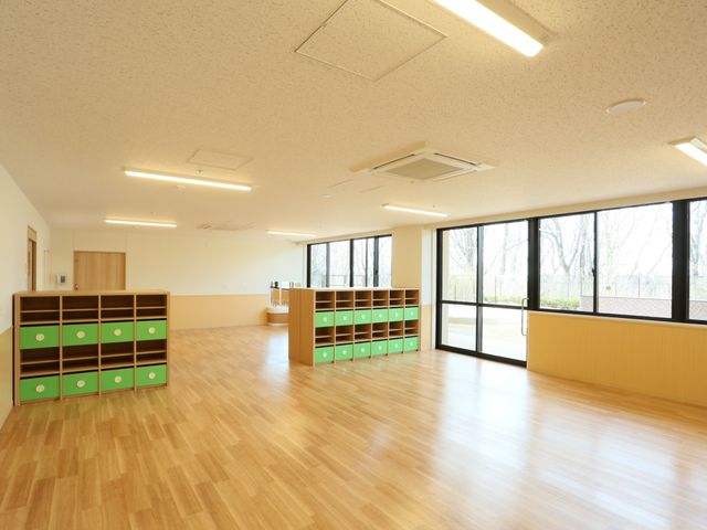 明るい多目的室空間 共有スペース 窓から自然光が差し込む、清潔感のある多目的室です。木目調の床が落ち着いた雰囲気を醸し出しています。