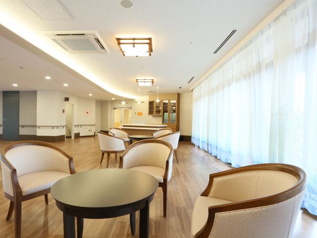 共有リビング空間 共有スペース 明るく広々としたリビングです。ゆったりとした椅子が配置され、くつろぎの時間を過ごせる設計になっています。