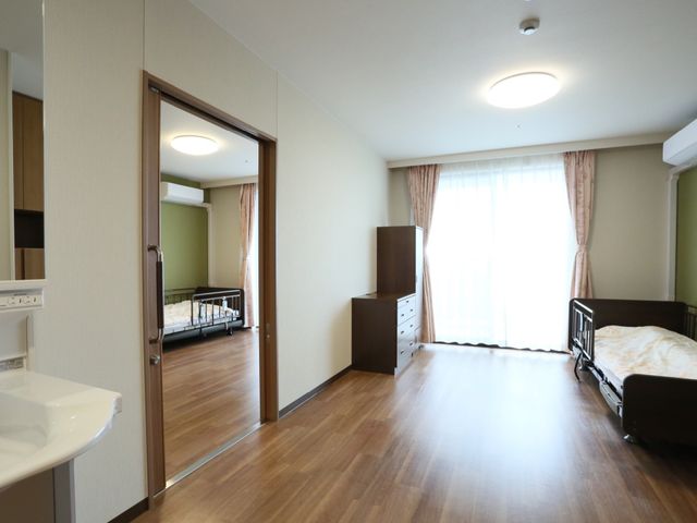 居室の明るいイメージ 居室 広々として明るい居室があり、安らぎとくつろぎの時間を過ごすことができます。清潔感があり、快適な生活をサポートする環境が整っています。