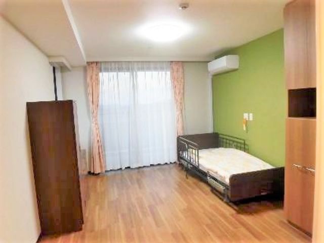 明るい個室の居室 居室 ゆったりとした居室には、必要な家具が備え付けられ、窓からは光が差し込んでおります。快適なプライバシーを重視した空間作りをしています。