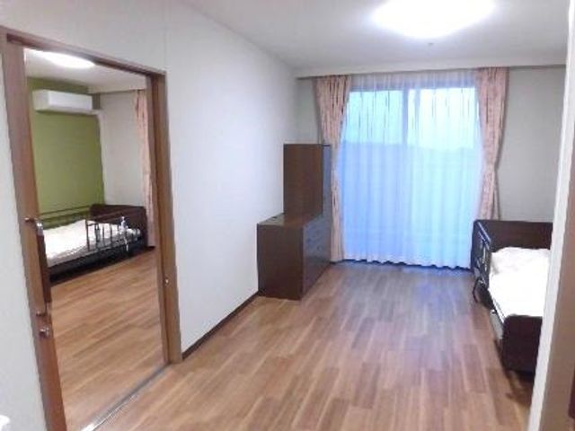 居心地の良い居室 夫婦部屋 ゆったりとした空間が自慢の居室です。個人の嗜好に合わせて、家具配置や装飾が可能ですので、ご自身のスタイルで快適に過ごせます。