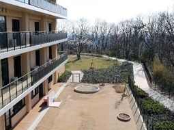 中庭が見えるバルコニー