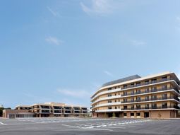 広い駐車場のある建物