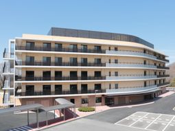 多階層のモダンな建物