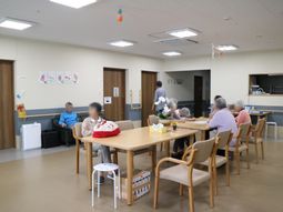 座る人々と共有ダイニング