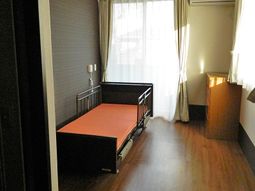 落ち着いた色の居室