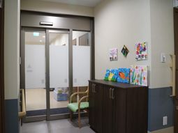 廊下に花の絵と椅子