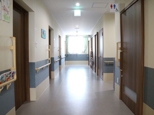 手すり付きの綺麗な廊下