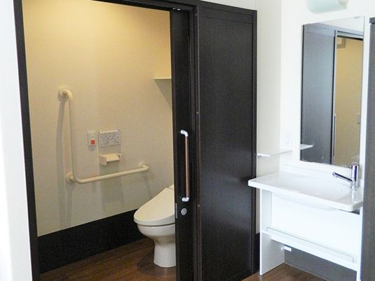 トイレと洗面所はそれぞれ独立していて、エル字型の手すりが設置されたトイレには、オレンジの呼び出しボタンもついている。