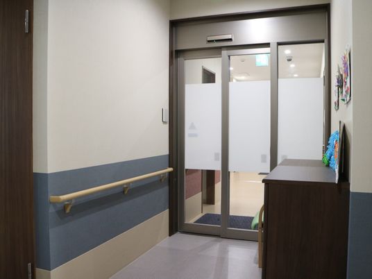 廊下と開けた出入口