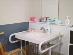 白い洗面台と手すり