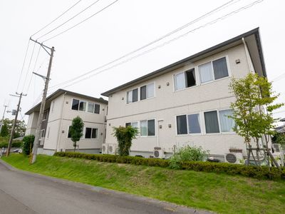 清潔な白壁の建物外観