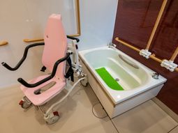 バリアフリー設計の浴室