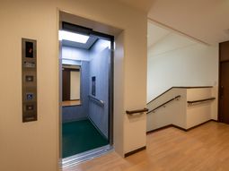 無人のエレベーター入口