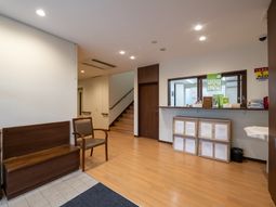 明るいロビーの様子