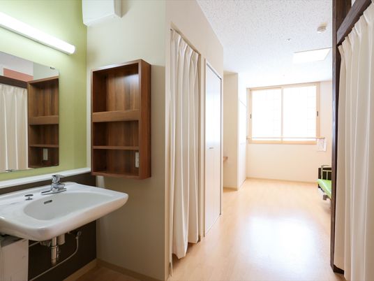 居室の洗面所と入口