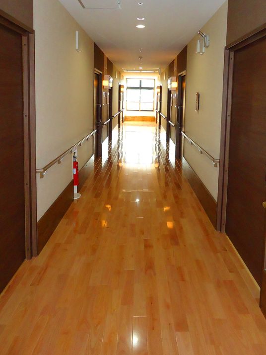 明るい廊下の風景