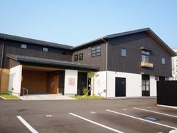 現代的な外観の建物