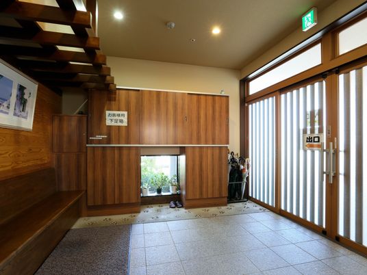 木目調エントランス空間