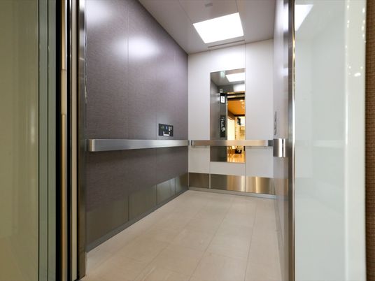 清潔感あるエレベーターホール