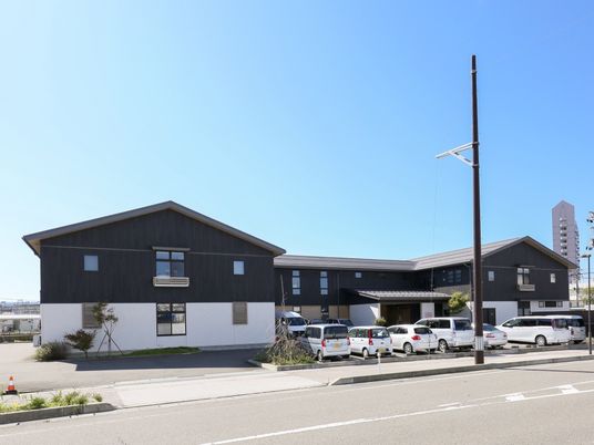 広い駐車場のある建物