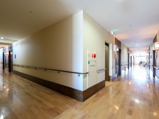 廊下の広く明るい様子