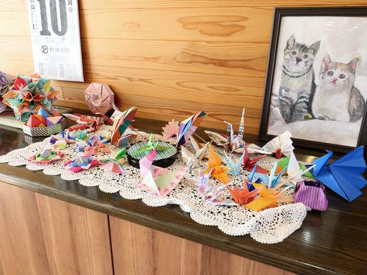 手工芸品と絵が飾られた場所