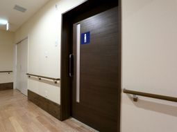 清潔な廊下とトイレの扉