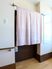 ピンクのカーテン付き居室入口